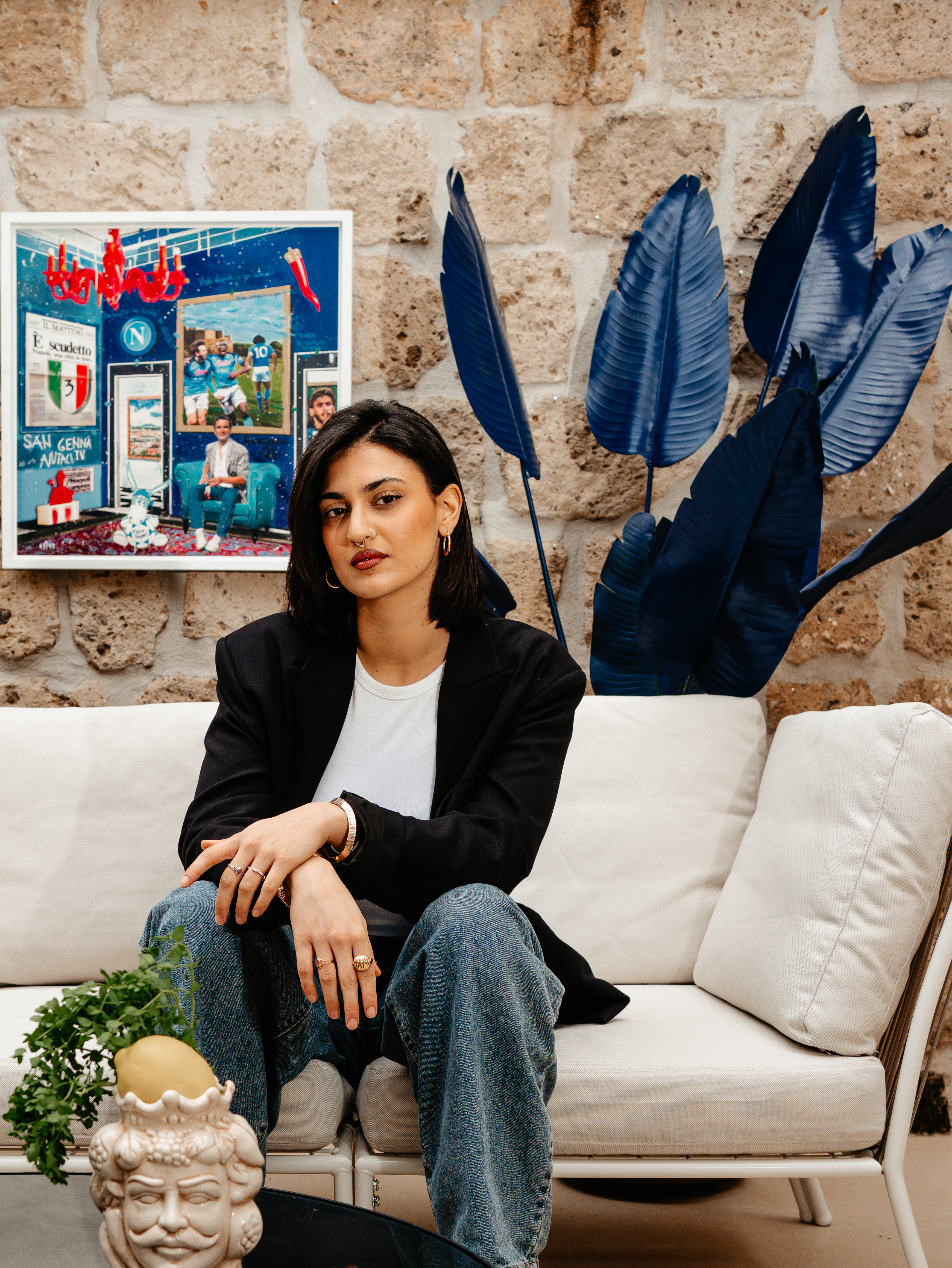 Dettagli blu e area lounge di Blu Temporary Vibes